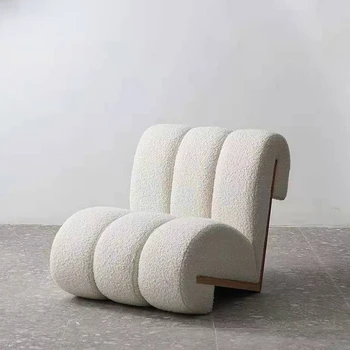 פשוט הסלון ספה אחת הכיסא במרפסת חדר השינה הנורדית המודרנית מבטא את הכיסא